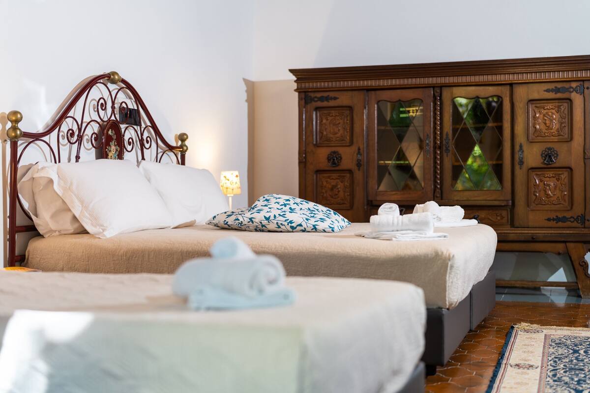 Bộ trải giường bằng vải Frette của Ý, chăn bông, minibar, bàn 