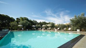 Piscine extérieure (ouverte en saison), parasols de plage
