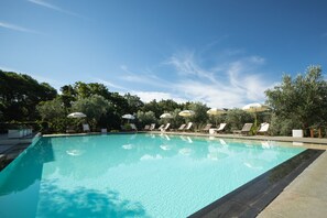 Seasonal outdoor pool, open 9 AM to 7:30 PM, pool umbrellas - Agriturismo Costantino (Maida)