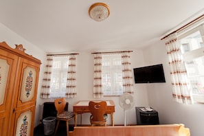 half-timbering Economy | Living area | Flat-screen TV - Hotel Alt-Ringlein (Bamberg)