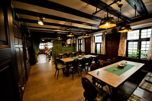 供应午餐和晚餐，德国菜，室外就餐