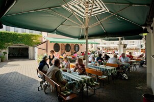 供应午餐和晚餐，德国菜，室外就餐