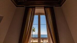 A room with a large window, curtains, and a ceiling with intricate designs. - Bed & Breakfast Ipnos (Catania)