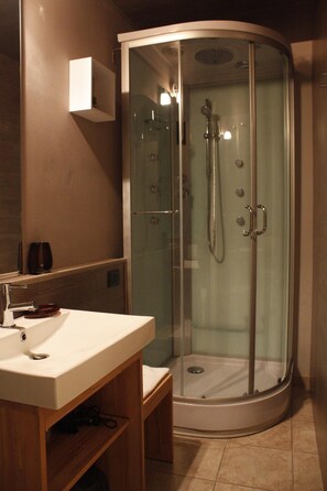 Shower, rainfall showerhead, free toiletries, hair dryer - Bed & Breakfast Ipnos (Catania)