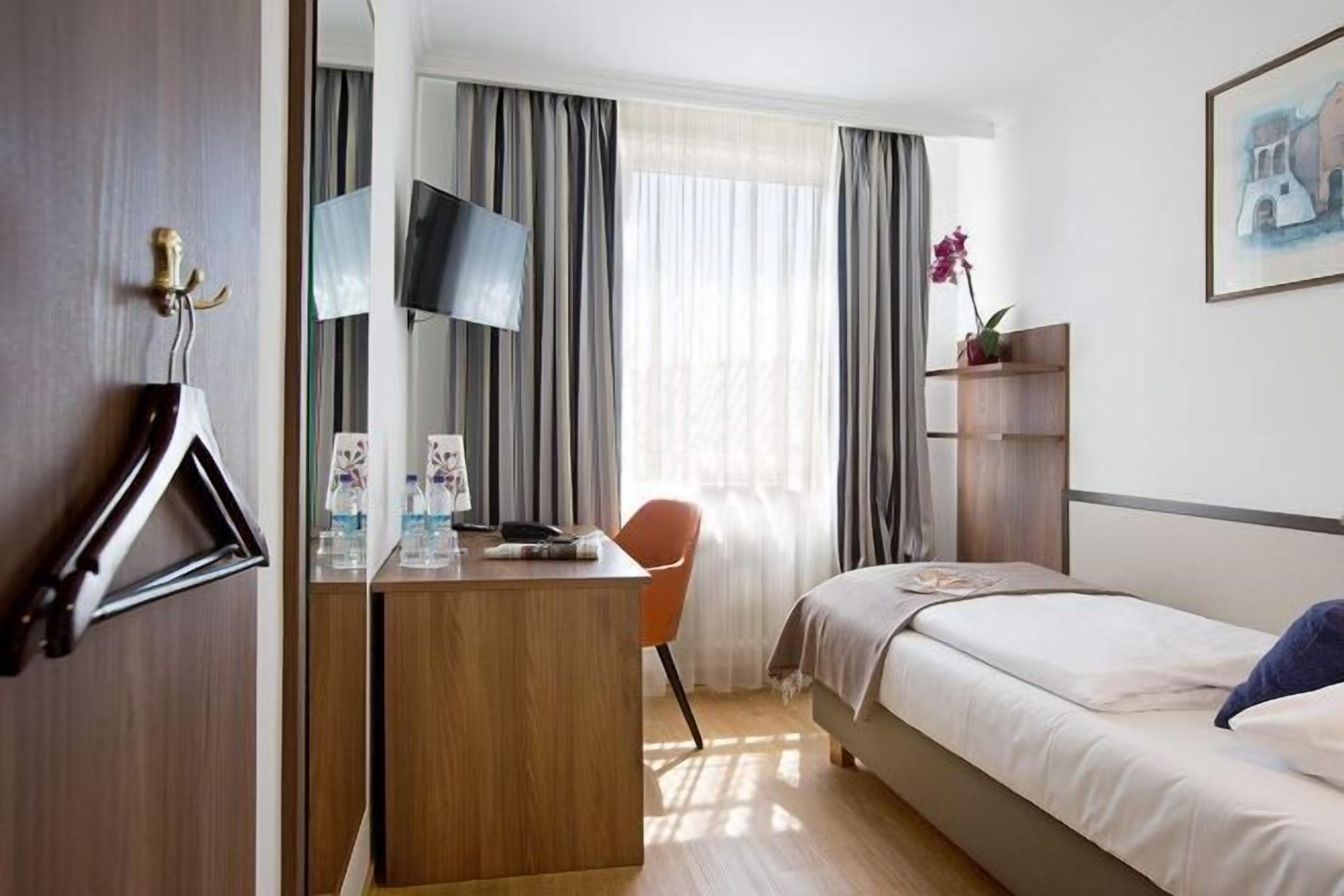 Minibar, in-room safe, individually furnished, free WiFi