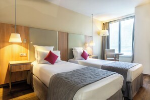 Studio – comfort, 2 enkeltsenger | Safe på rommet, skrivebord, lydisolert og wi-fi (inkludert)