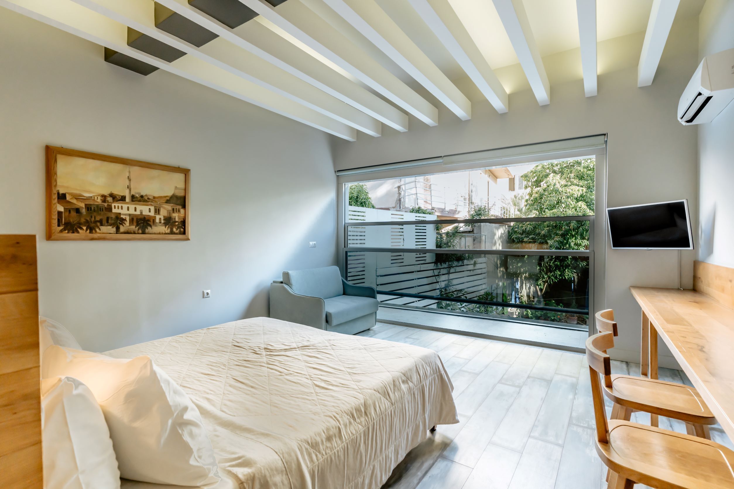 In-room safe, soundproofing, free WiFi, bed sheets