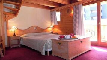 Traditional Quadruple Room | In-room safe, soundproofing, free WiFi