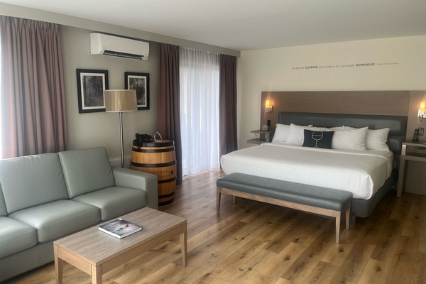 Bureau, rideaux d’obscurcissement, système d’insonorisation