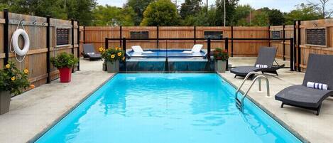Una piscina al aire libre de temporada