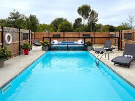 Una piscina al aire libre de temporada