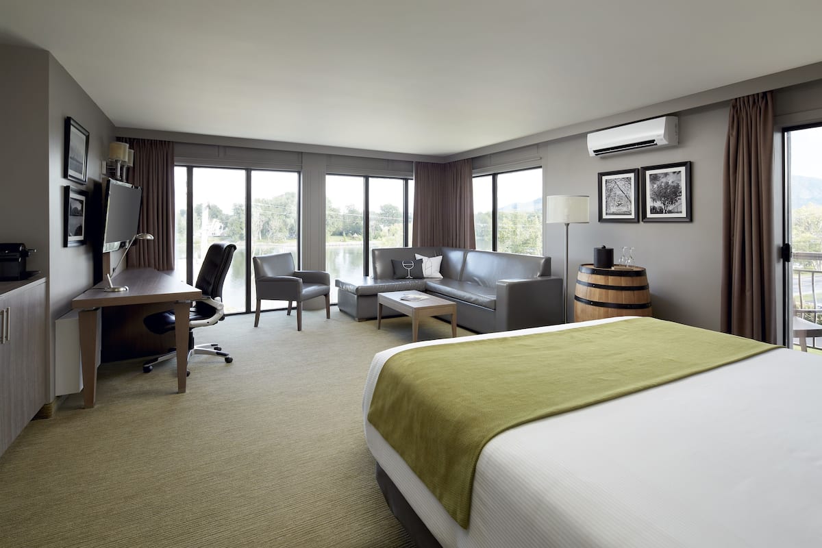 Signature Room, 1 King Bed (Rive Gauche) | Desk, blackout curtains, soundproofing, iron/ironing board