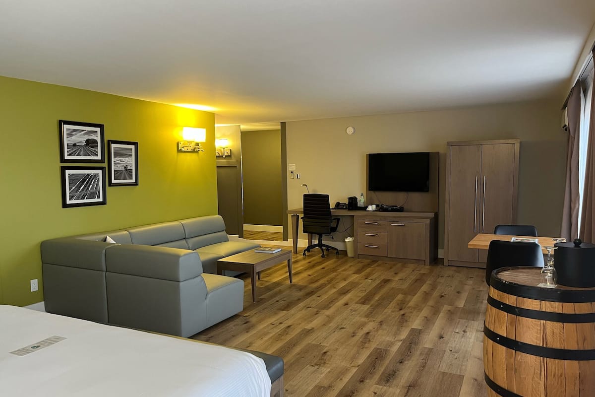 Signature Room, 1 King Bed (Rive Gauche Plus) | Desk, blackout curtains, soundproofing, iron/ironing board