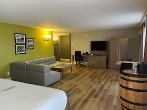 Signature Room, 1 King Bed (Rive Gauche Plus) | Desk, blackout drapes, soundproofing, iron/ironing board - Hôtel Rive Gauche (Beloeil)