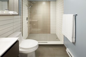 Habitación Prestigio, 1 cama King size (Rive Gauche Plus) | Baño | Regadera, amenidades de baño gratuitas, secadora de cabello, batas 