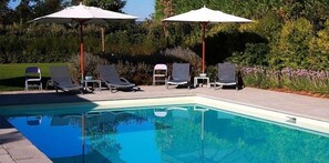 季節限定屋外プール、営業時間 8:30 ～ 19:00、プール パラソル、サンラウンジャー