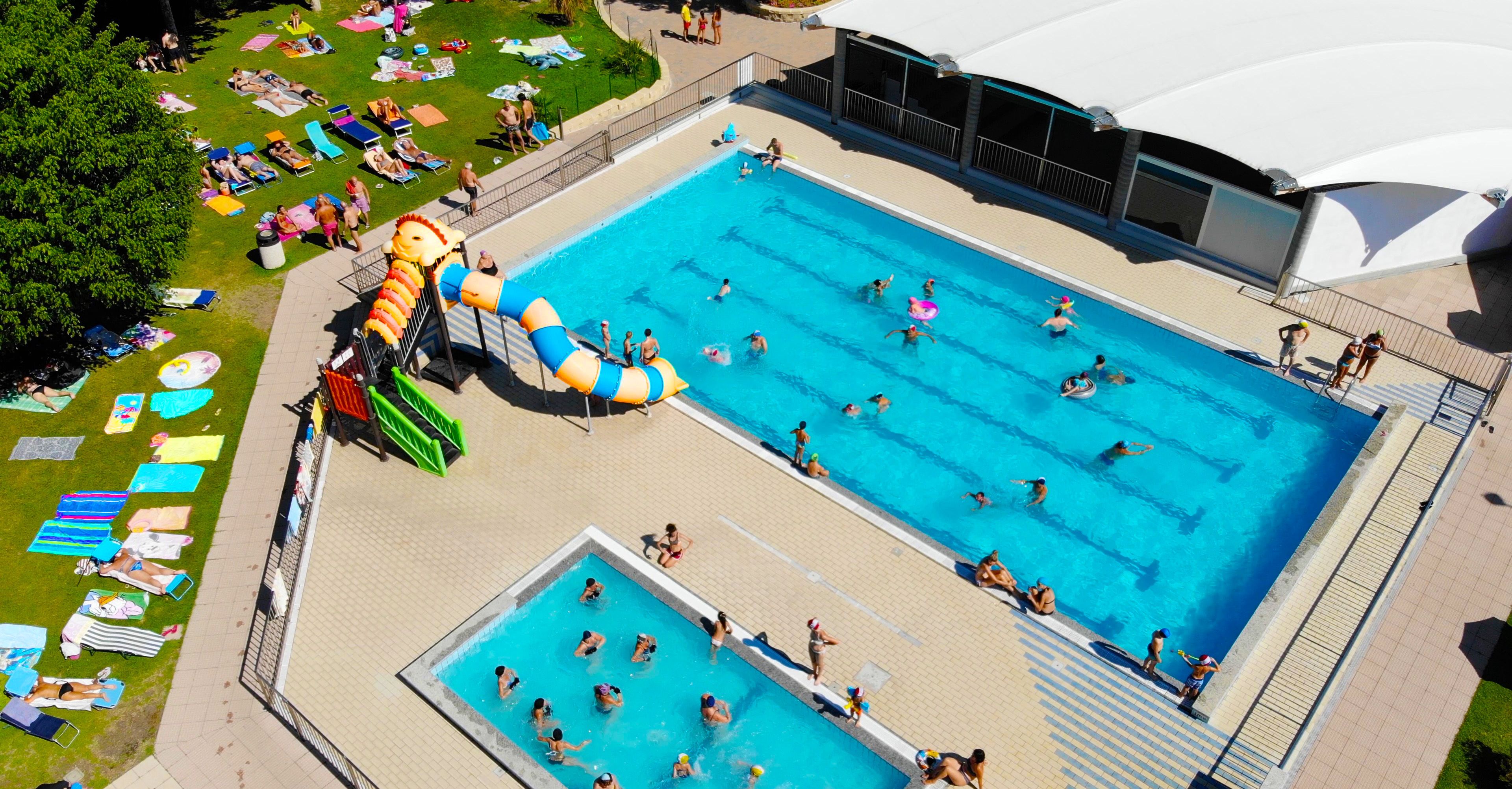 Seasonal outdoor pool, pool umbrellas, sun loungers