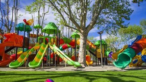 Un parque infantil con toboganes y estructuras para escalar.
