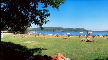 Am Strand, Liegestühle, Sonnenschirme, Volleyball