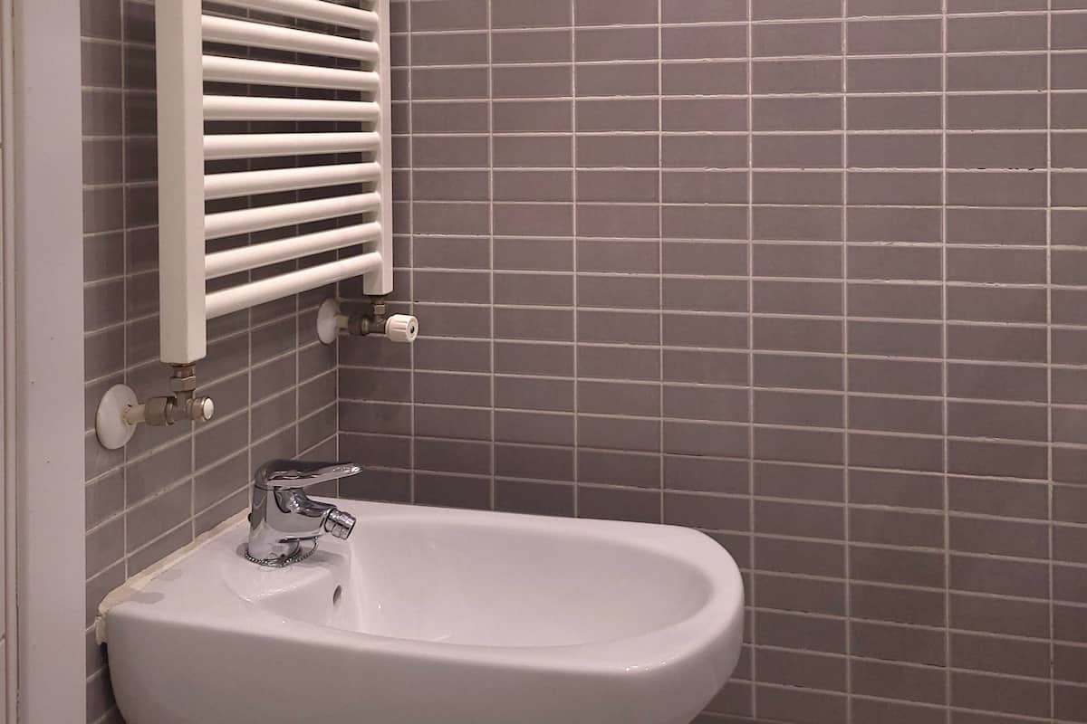 Designer-Toilettenartikel, Haartrockner, Bidet, Handtücher