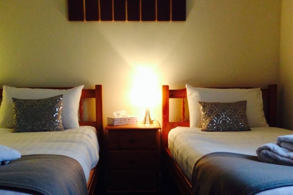 Habitación con 2 camas individuales, baño privado