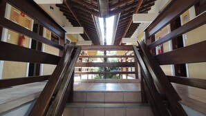 Una escalera con barandillas de madera que sube a un piso superior.