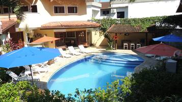 2 piscinas al aire libre (de 09:00 a 22:00), sombrillas, tumbonas