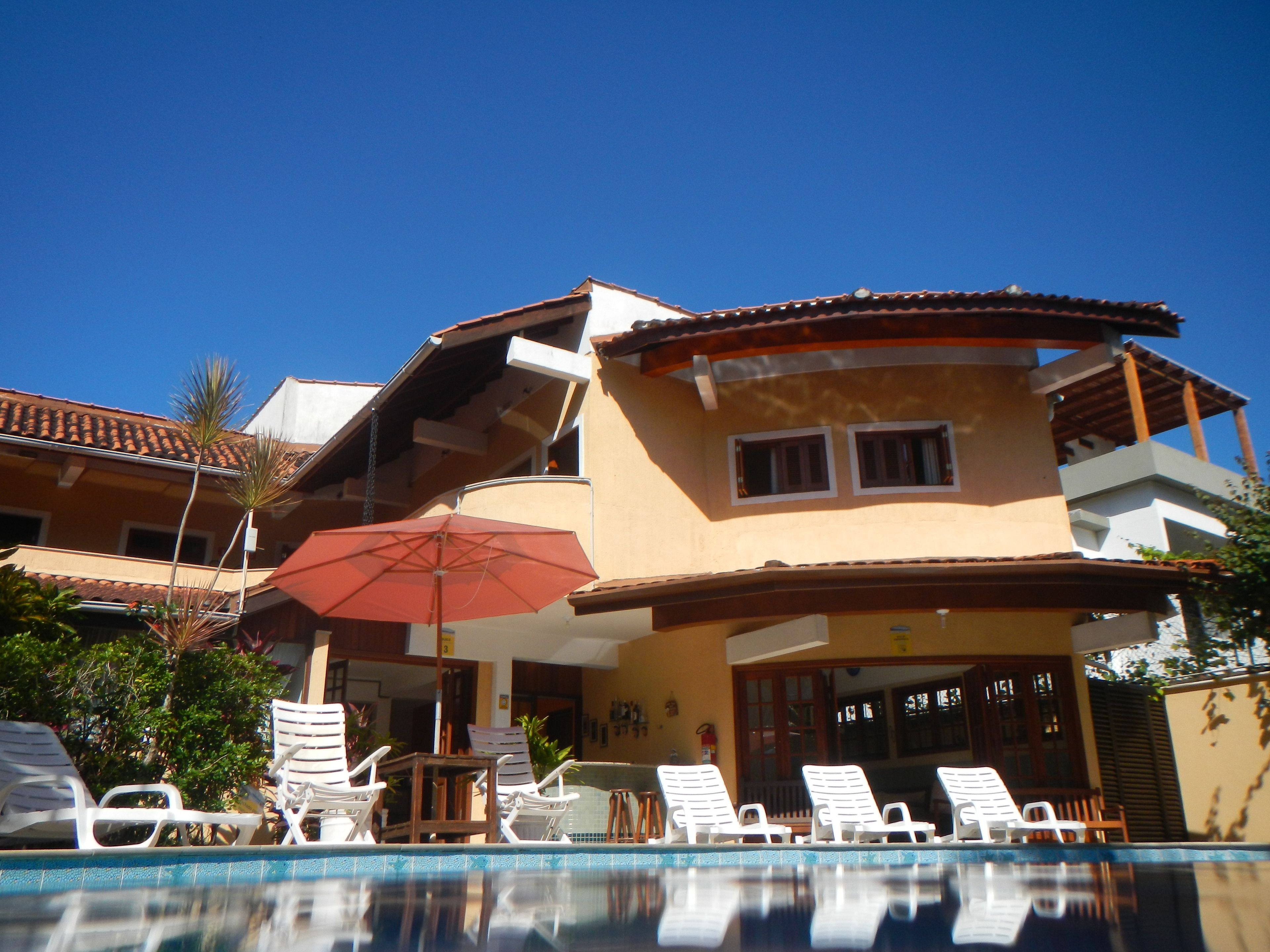 2 piscinas externas, funciona das 9h às 22h, guarda-sóis