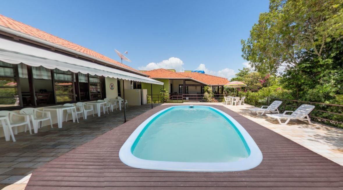 Piscina externa, guarda-sóis, espreguiçadeiras