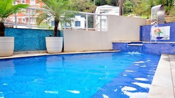 Piscina externa, funciona das 10h às 20h, espreguiçadeiras