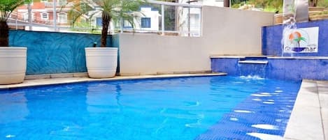 Outdoor pool, open 10 AM to 8 PM, pool loungers