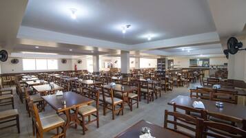 Café da manhã com buffet grátis todos os dias