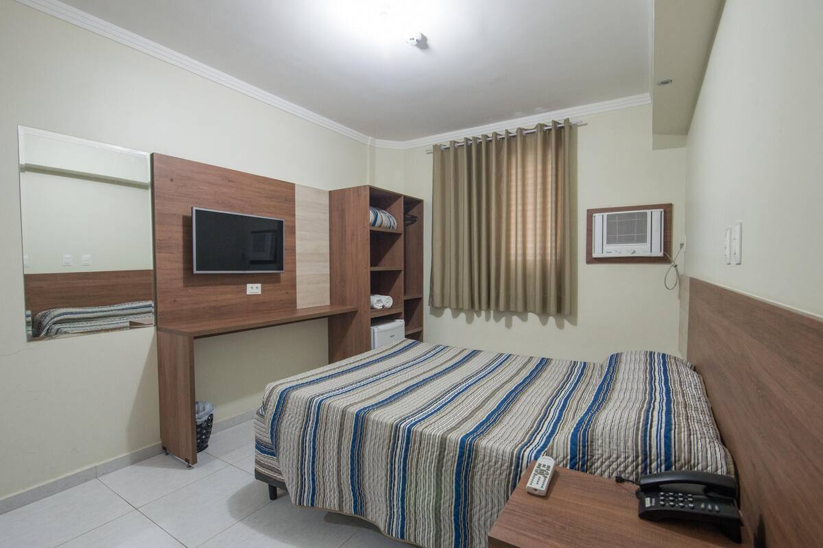Minibar, desk, WiFi (free)