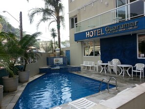 Outdoor pool, open 10 AM to 8 PM, pool loungers - Hotel Guarumar (Guarujá)