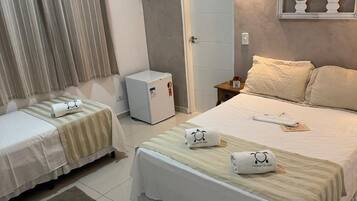 Standard-Dreibettzimmer | Minibar, kostenloses WLAN, Bettwäsche