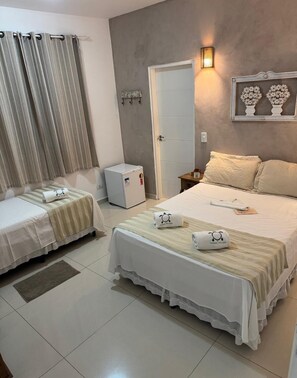 Habitación triple estándar | Minibar, wifi gratis y ropa de cama 