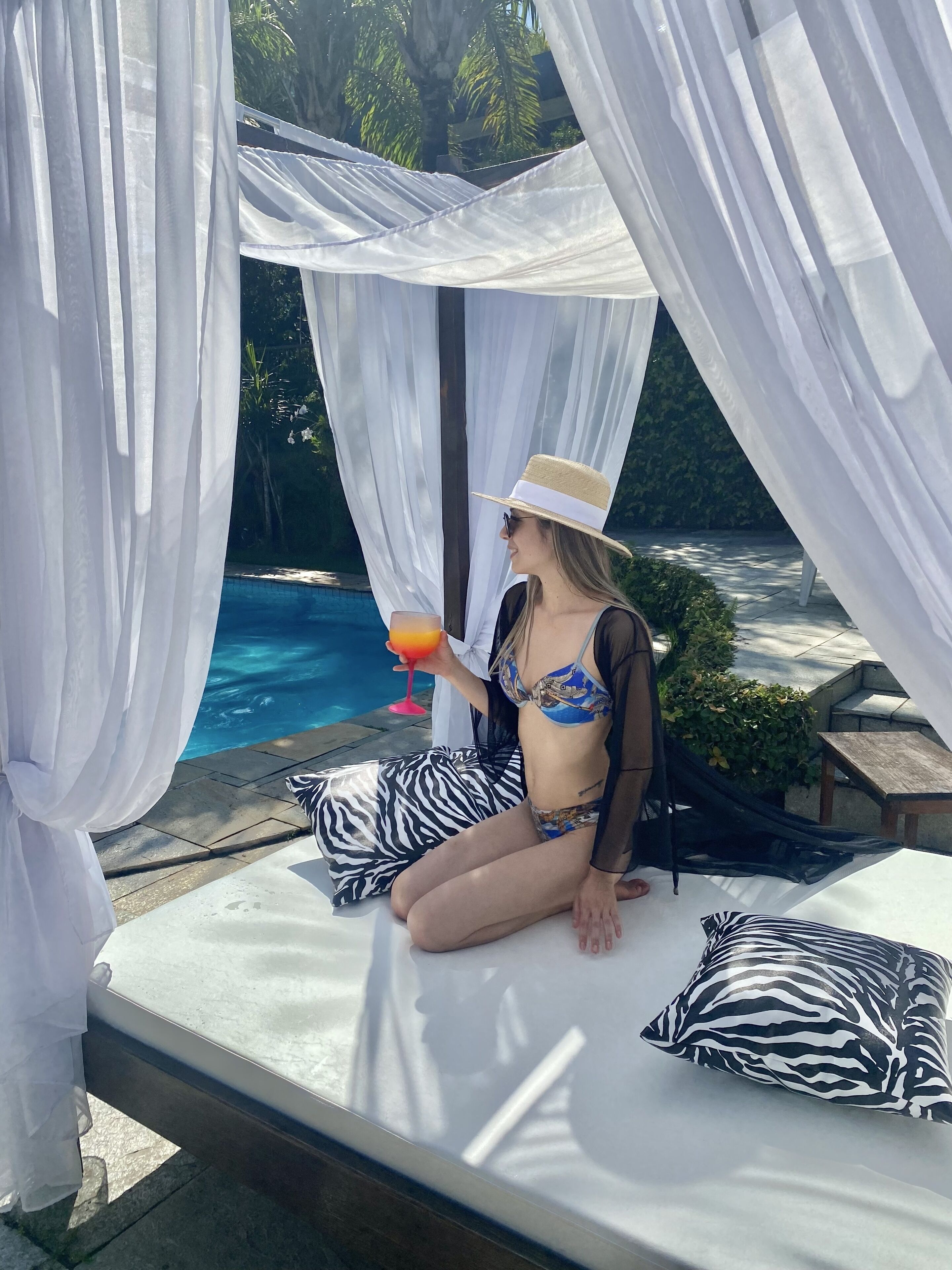 室外游泳池，07:00 至 22:30 开放，池畔遮阳伞，日光浴躺椅