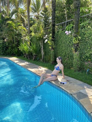Piscine extérieure, accès possible de 7 h à 22 h 30, parasols