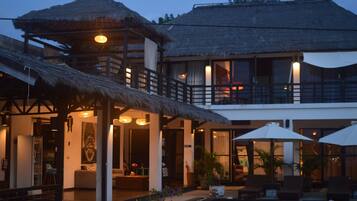 Bagian depan properti - sore/malam