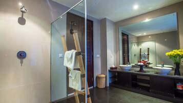 Chambre Double Deluxe, 1 très grand lit, non-fumeurs | Salle de bain | Baignoire, baignoire relaxante profonde, articles de toilette gratuits