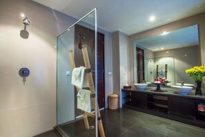 Deluxe Double Room, 1 King Bed, Non Smoking | Bathroom | Bathtub, deep-soaking bathtub, free toiletries, towels - Villa Julius (Gili Trawangan)