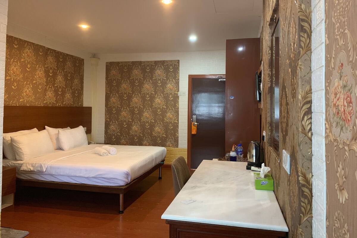 Superior Room, 1 King Bed