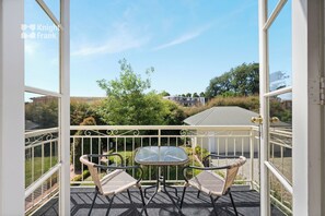 套房, 1 张大床, 按摩浴缸 | 迷你吧、特色装修、熨斗/熨衣板、免费 WiFi