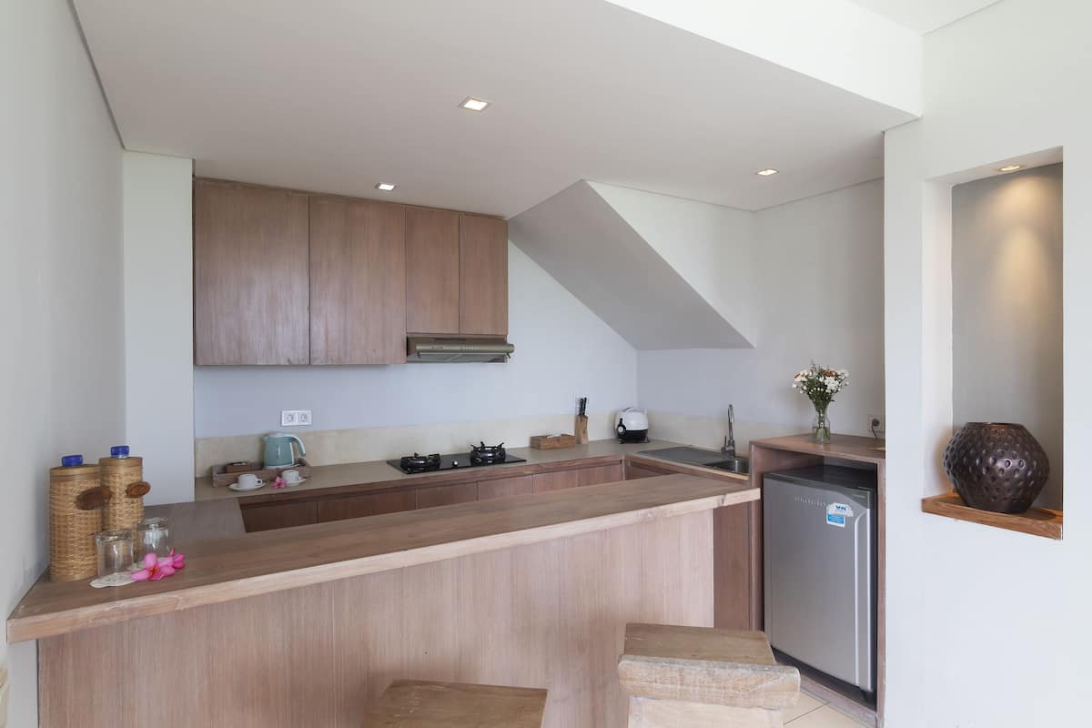 varda suite, private pool, mountain view | dining room