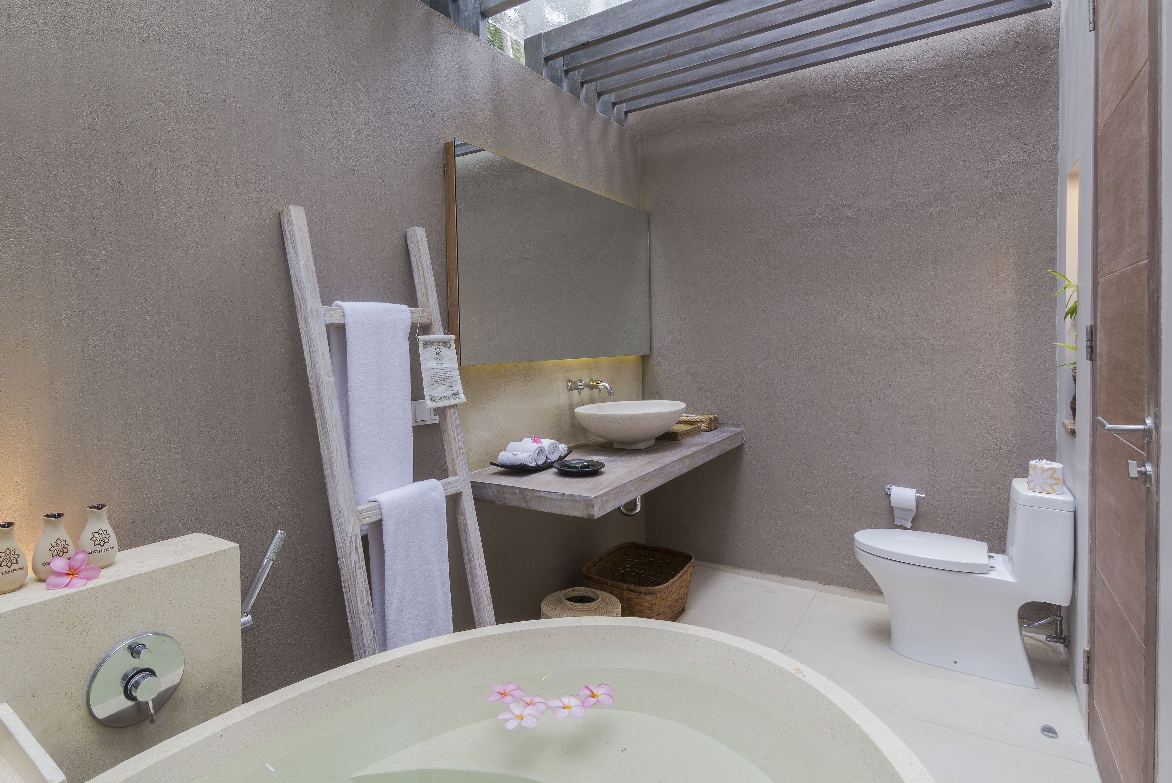 Une salle de bain avec une baignoire, un lavabo, des toilettes et un miroir.
