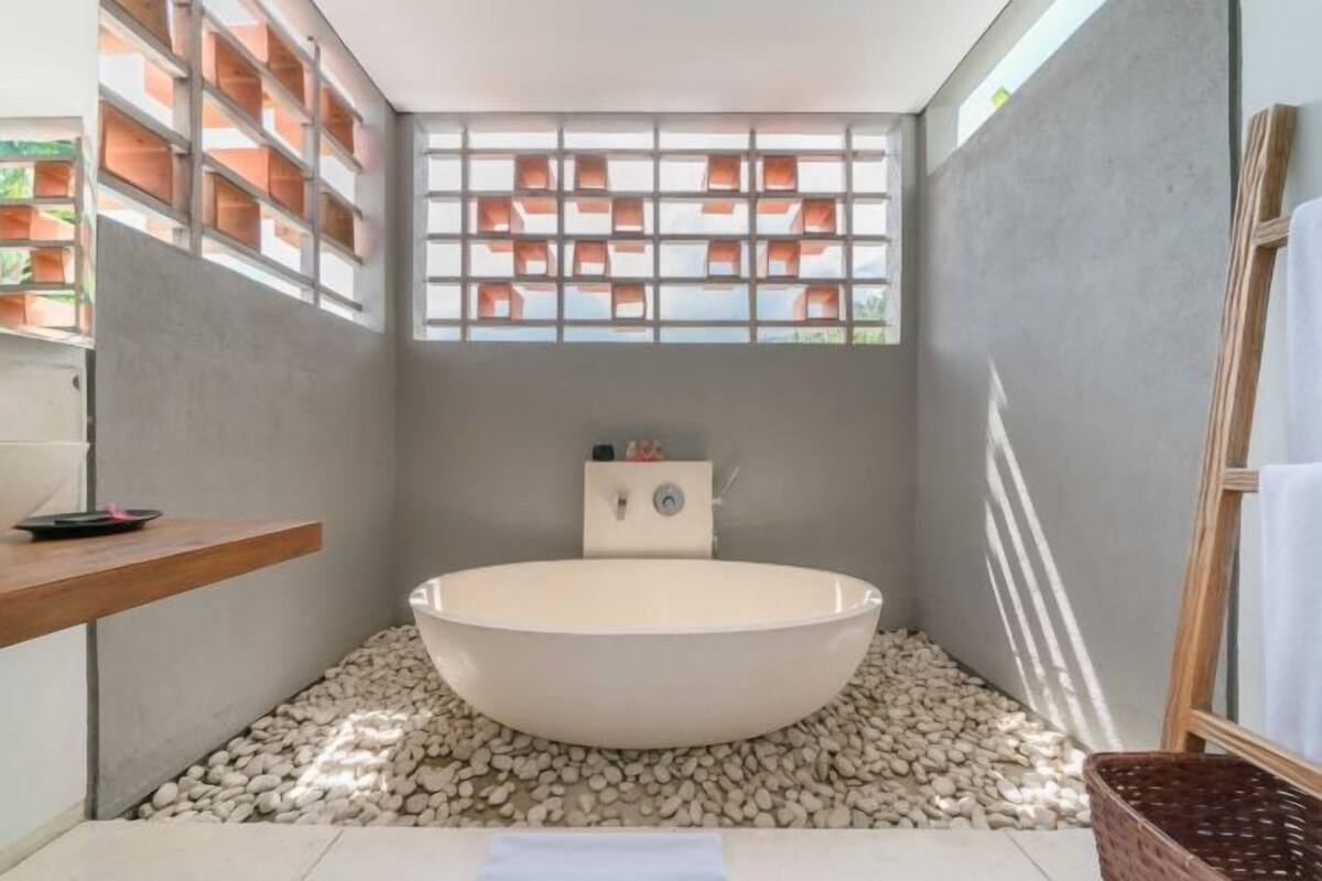 Bathroom | Free toiletries, slippers, towels, soap