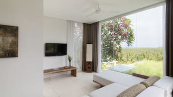全景套房, 私人游泳池, 山景 (Varda Pool Suite) | 客厅 | 液晶电视