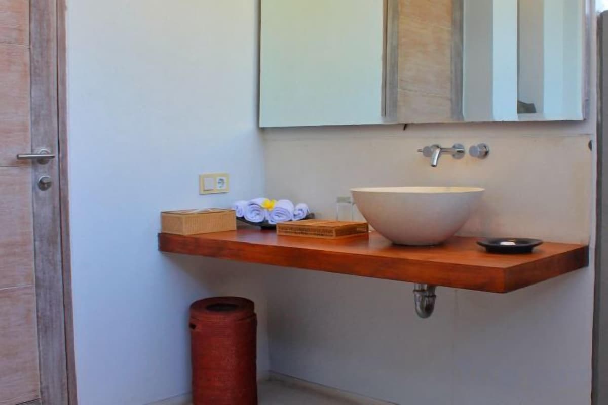 Baño | Artículos de higiene personal gratuitos, zapatillas, toallas y jabón