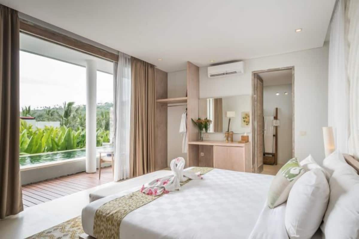 Minibar, in-room safe, desk, free WiFi