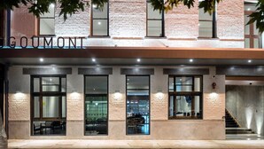 Un edificio con un letrero que dice "GOUOMONT".